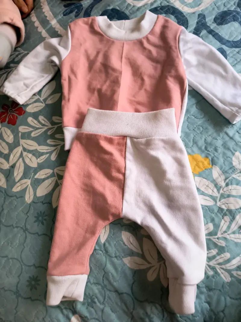 Conjunto de bebé rosado y blanco