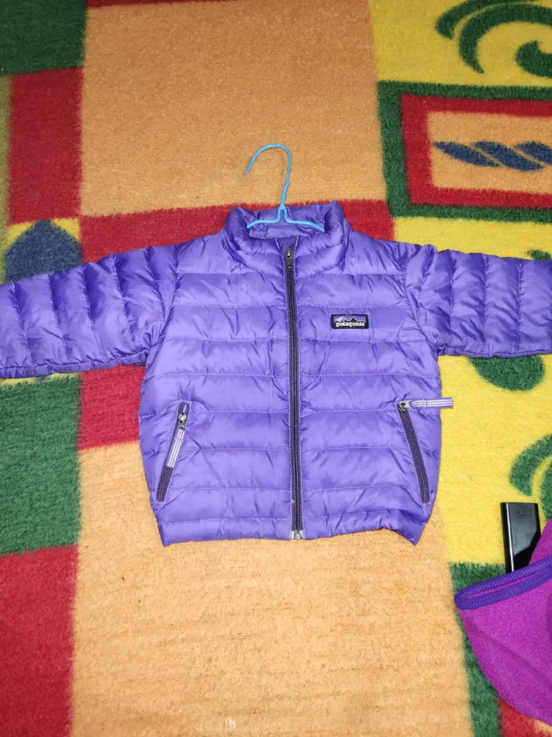 Chaqueta morada infantil acolchada