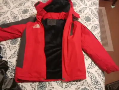 Chaqueta roja impermeable - miniatura 1