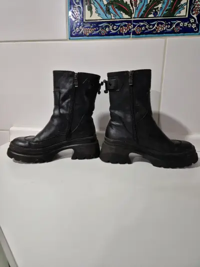Botas negras de cuero - miniatura 2