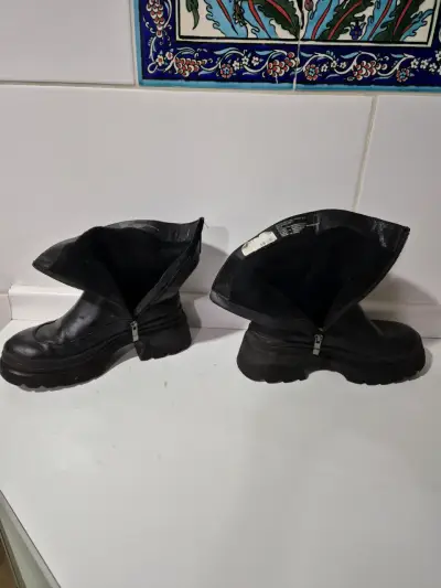 Botas negras de cuero - miniatura 3