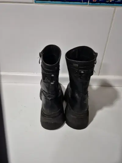 Botas negras de cuero - miniatura 6