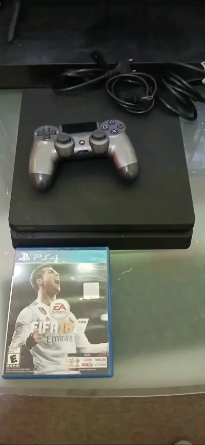 Consola PS4 con control y juego - miniatura 1