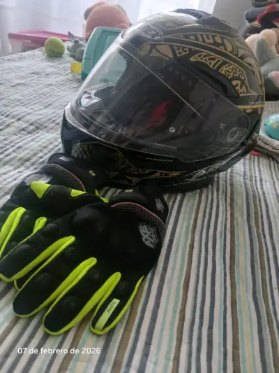 Casco y guantes de moto - miniatura 1