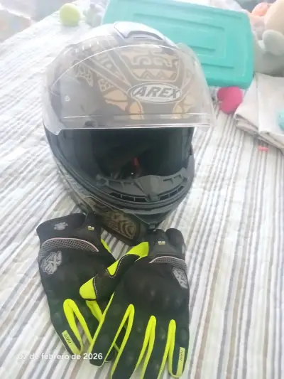 Casco y guantes de moto - miniatura 2
