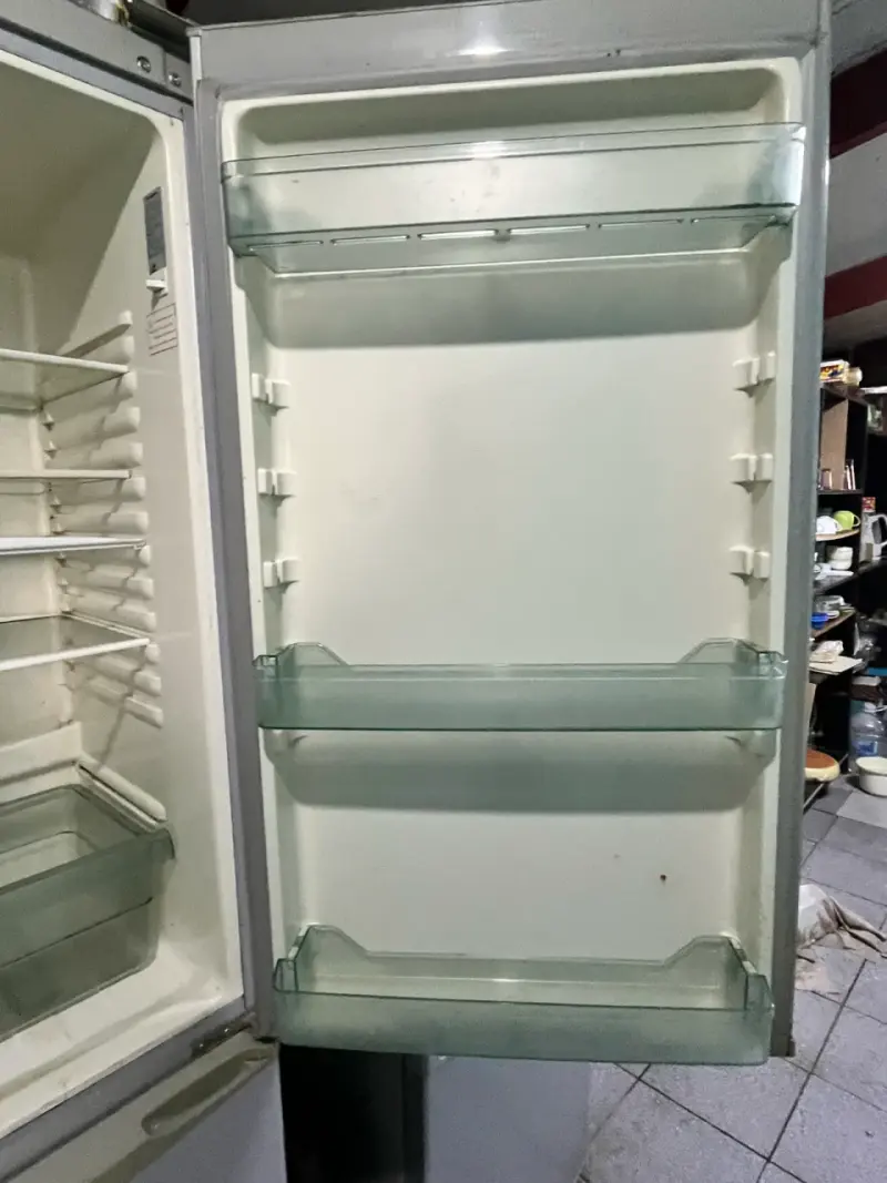 Refrigerador con puerta desmontada - 1