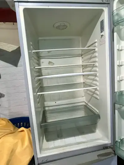 Refrigerador con puerta desmontada - miniatura 2