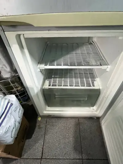 Refrigerador con puerta desmontada - miniatura 3