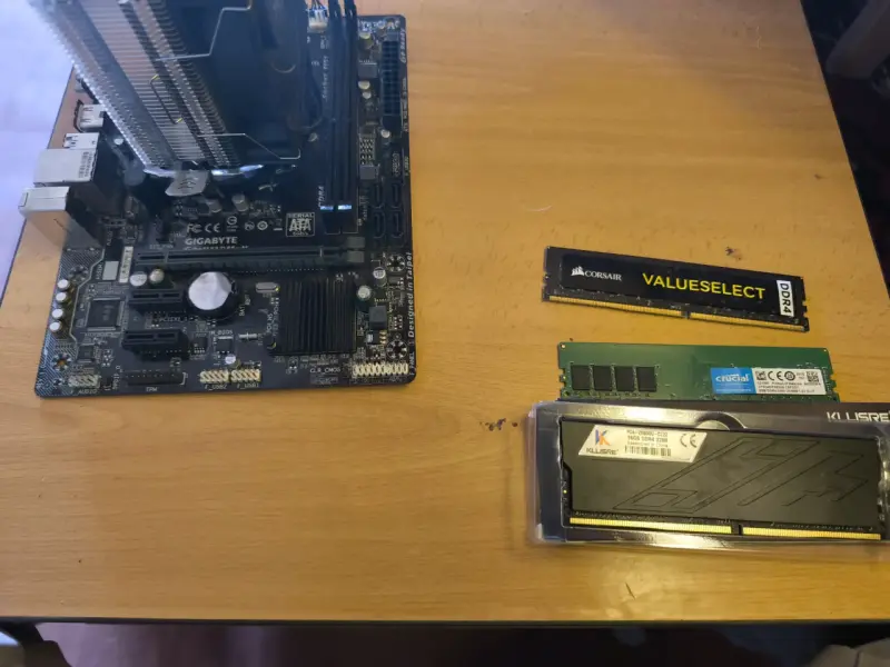 Placa madre Gigabyte y RAM - 1