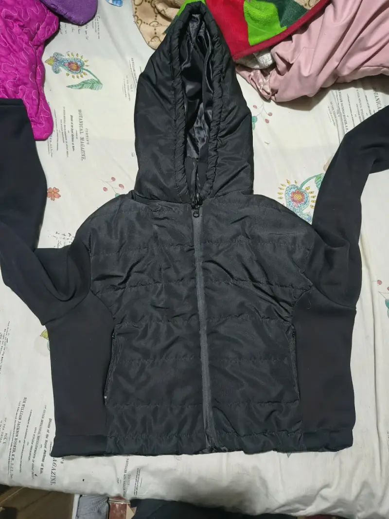 Chaqueta negra con capucha - 2