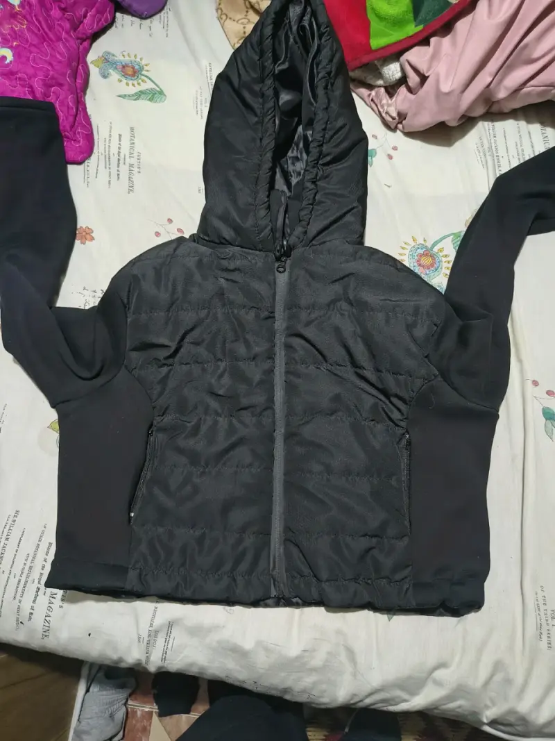 Chaqueta negra con capucha - 3