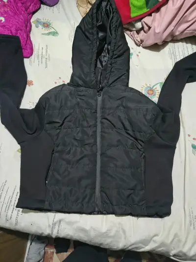Chaqueta negra con capucha - miniatura 3