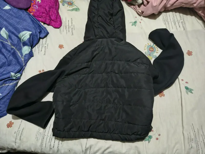Chaqueta negra con capucha - 4