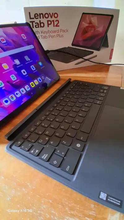 Tablet Lenovo Tab P12 con teclado - miniatura 3