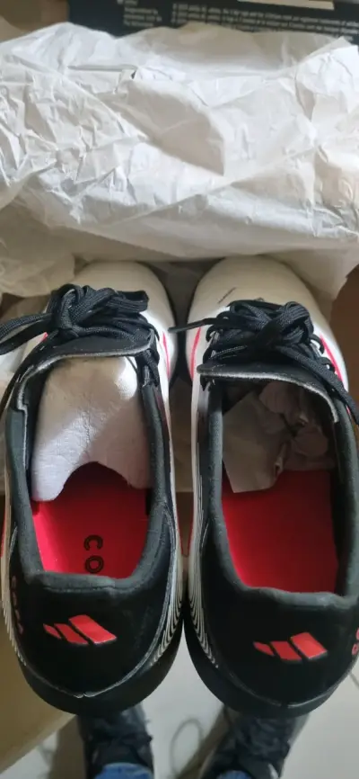 Zapatillas deportivas blancas y negras - miniatura 1