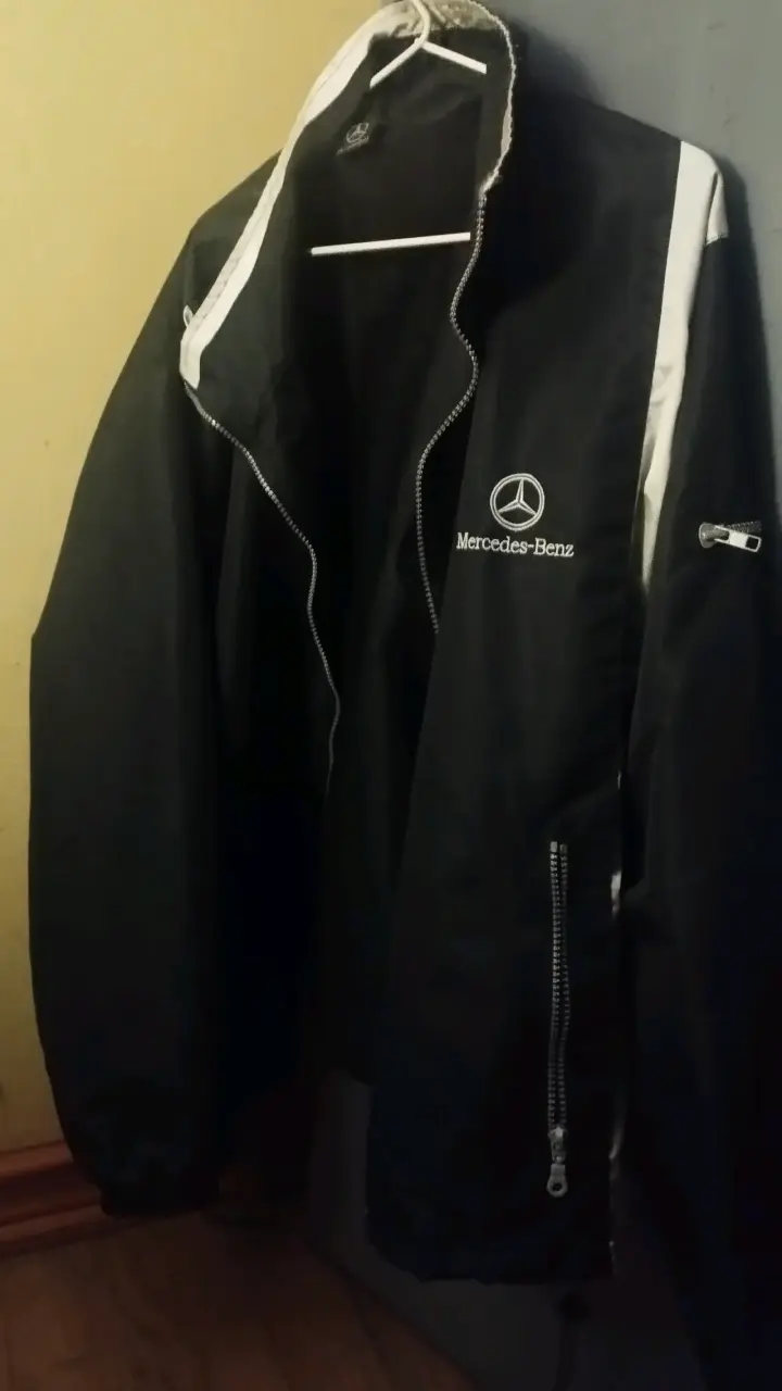 Chaqueta negra Mercedes-Benz - 1