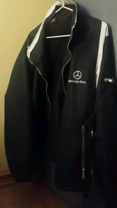 Chaqueta negra Mercedes-Benz - miniatura 1
