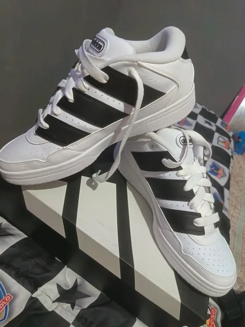 Zapatillas blancas y negras deportivas - 1
