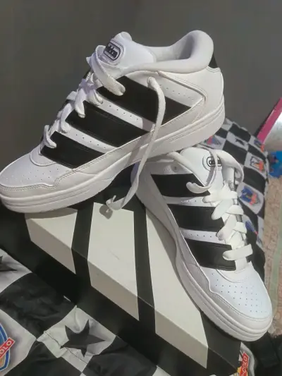 Zapatillas blancas y negras deportivas - miniatura 1