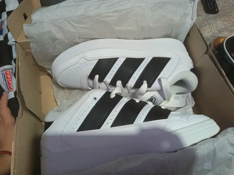 Zapatillas blancas y negras deportivas - 2