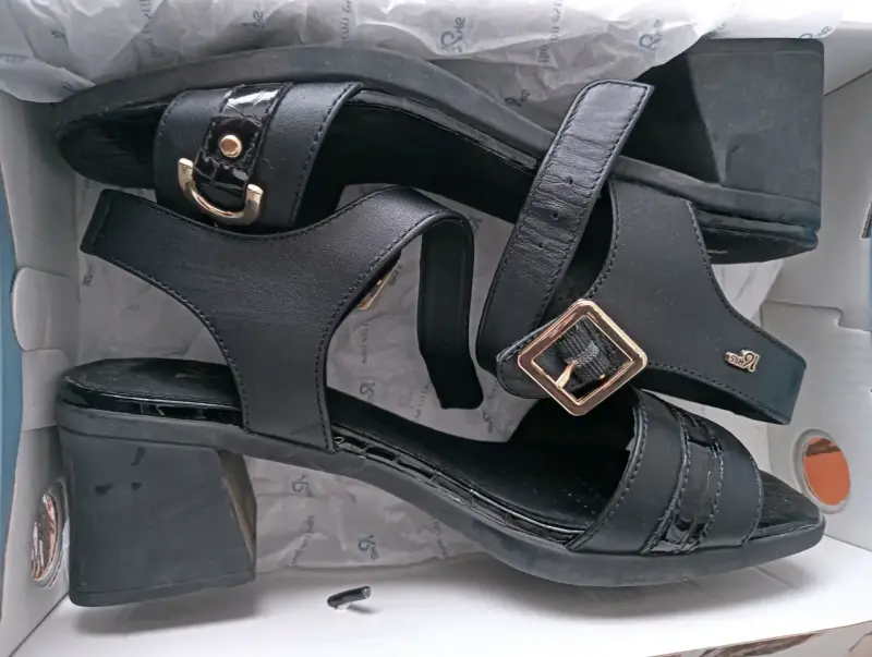 Sandalias negras de tacón con hebilla - 1