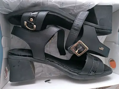 Sandalias negras de tacón con hebilla - miniatura 1
