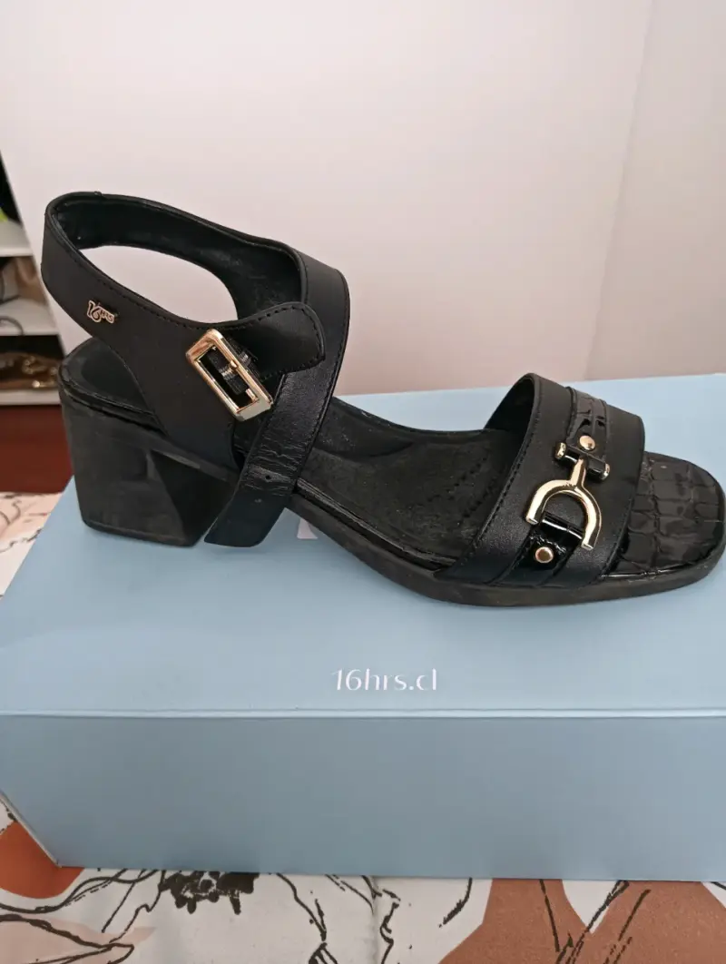 Sandalias negras de tacón con hebilla - 2