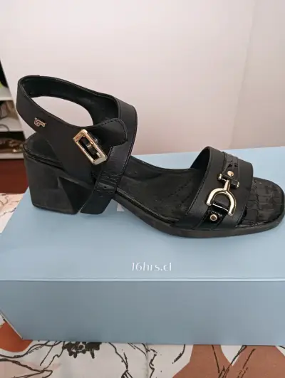 Sandalias negras de tacón con hebilla - miniatura 2