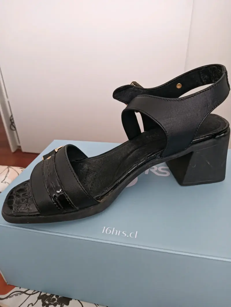 Sandalias negras de tacón con hebilla - 3