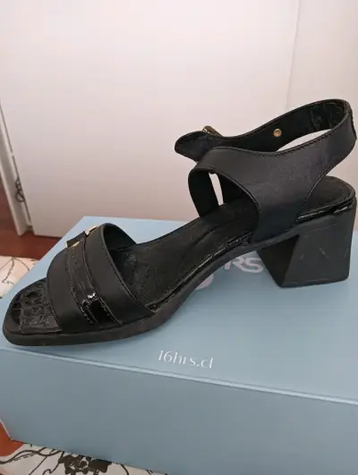 Sandalias negras de tacón con hebilla - miniatura 3
