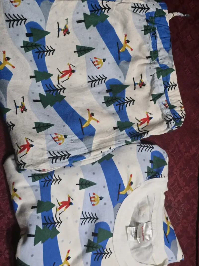 Pijama de invierno con esquís