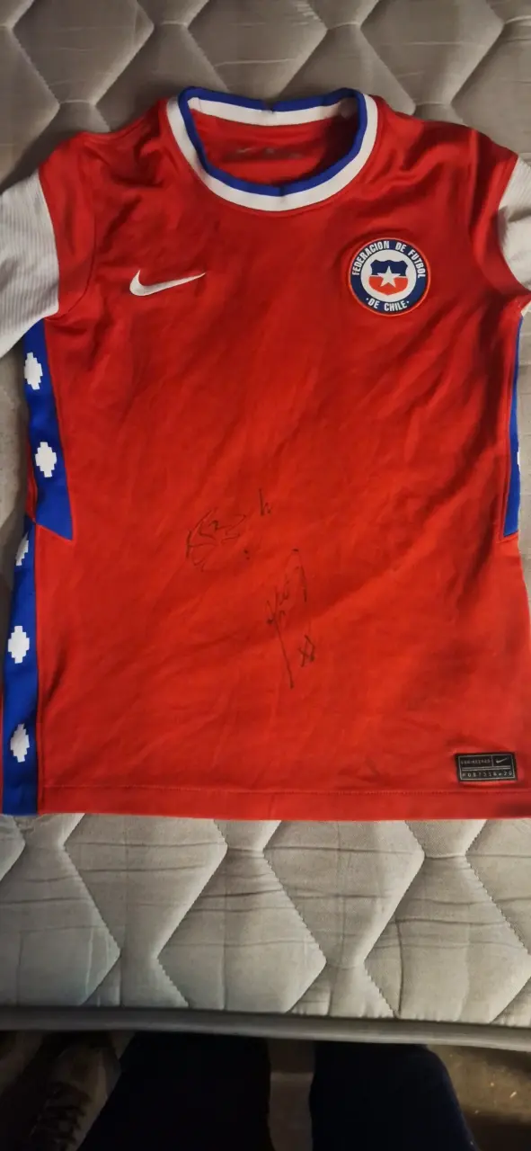Camiseta roja firmada de Chile