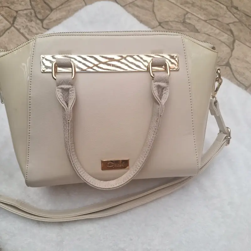 Cartera beige con detalles dorados - 1