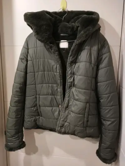Chaqueta acolchada verde con capucha - miniatura 1