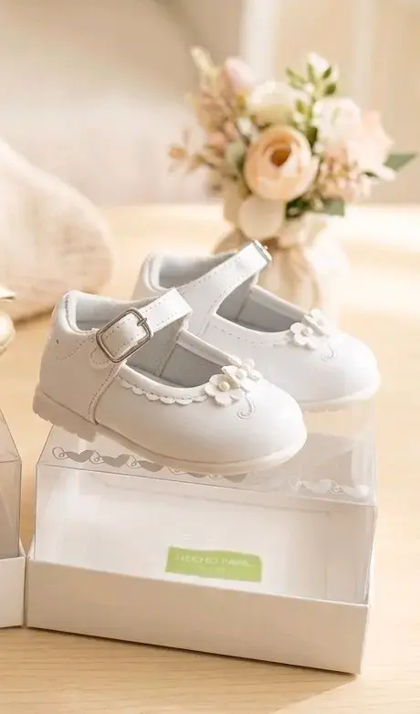 Zapatos de bebé blancos con flores