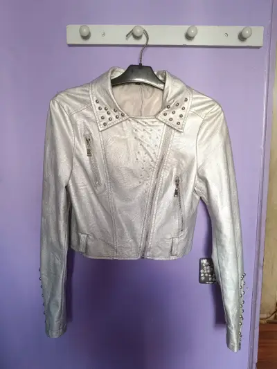 Chaqueta metálica plateada con tachas talla M - miniatura 1