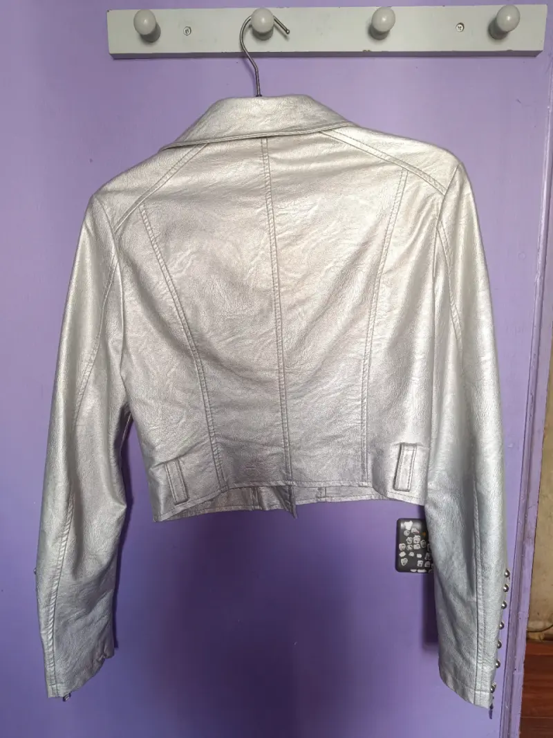 Chaqueta metálica plateada con tachas talla M - 2