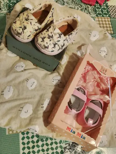 Zapatos de bebé TOMS y Mia Mia - miniatura 1