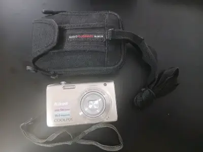 Cámara Nikon Coolpix con funda - miniatura 1