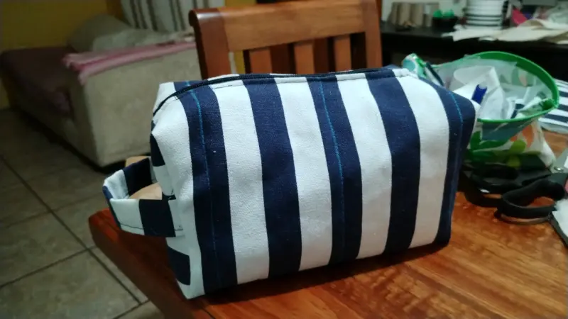 Neceser rayado azul y blanco