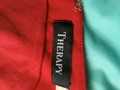 Vestido rojo elegante - miniatura 3