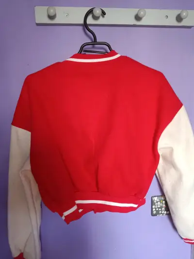Chaqueta varsity roja y blanca de mujer talla S/M - miniatura 2