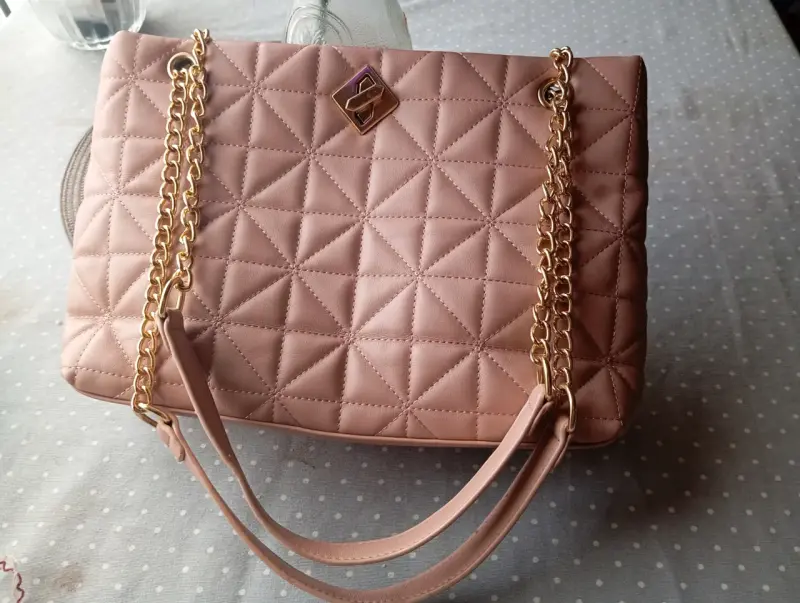 Cartera rosa con cadena dorada