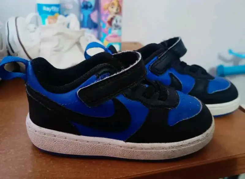 Zapatillas negras y azules para niño