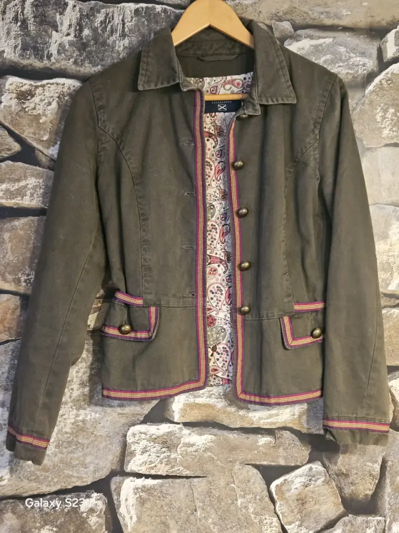 Chaqueta verde con detalles coloridos - 1