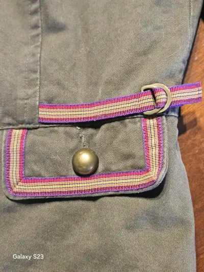 Chaqueta verde con detalles coloridos - miniatura 2