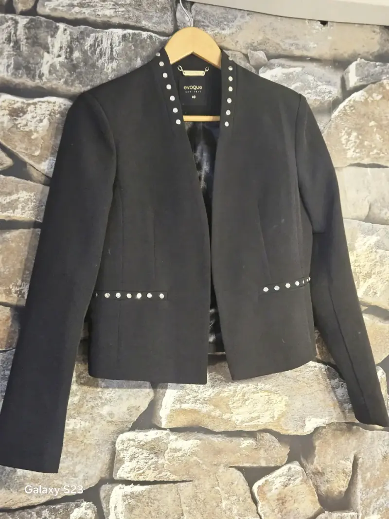Blazer negro con tachas