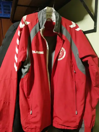 Chaqueta deportiva roja Hummel - miniatura 1