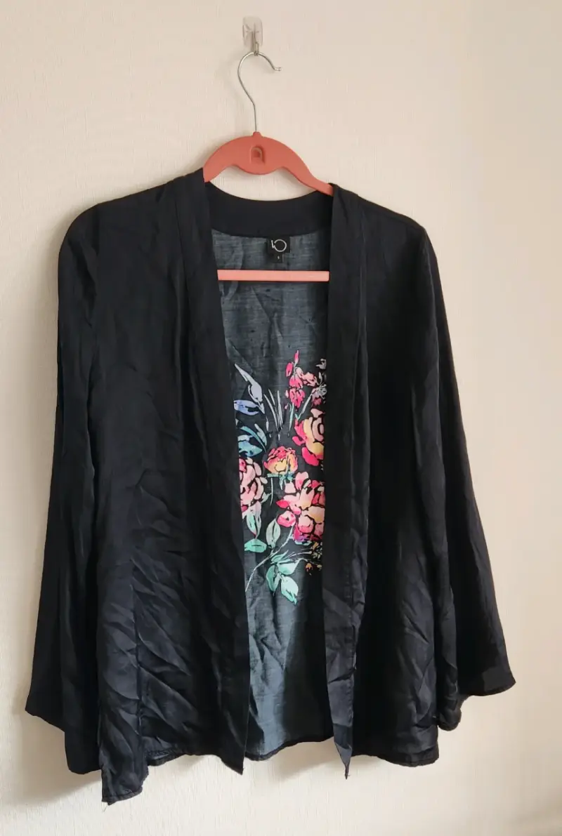 Kimono negro con estampado floral - 1