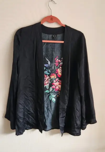 Kimono negro con estampado floral - miniatura 2